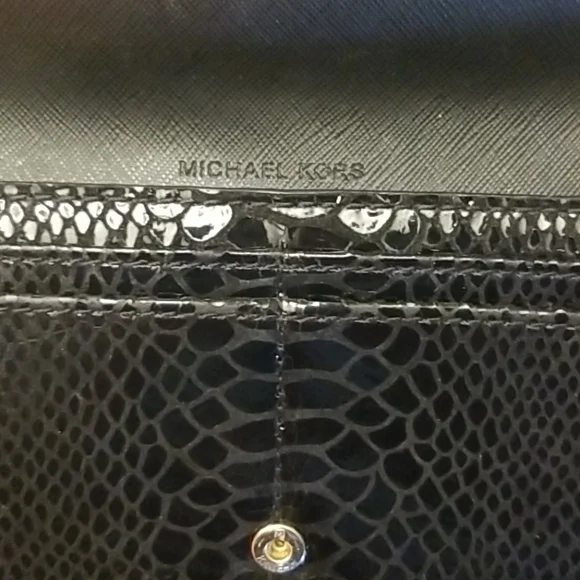 $5 ITEM. Michael Kors wallet MUST BE BUNDLED WITH AT LEAST 2 OTHER ITEMS - Picture 3 of 8